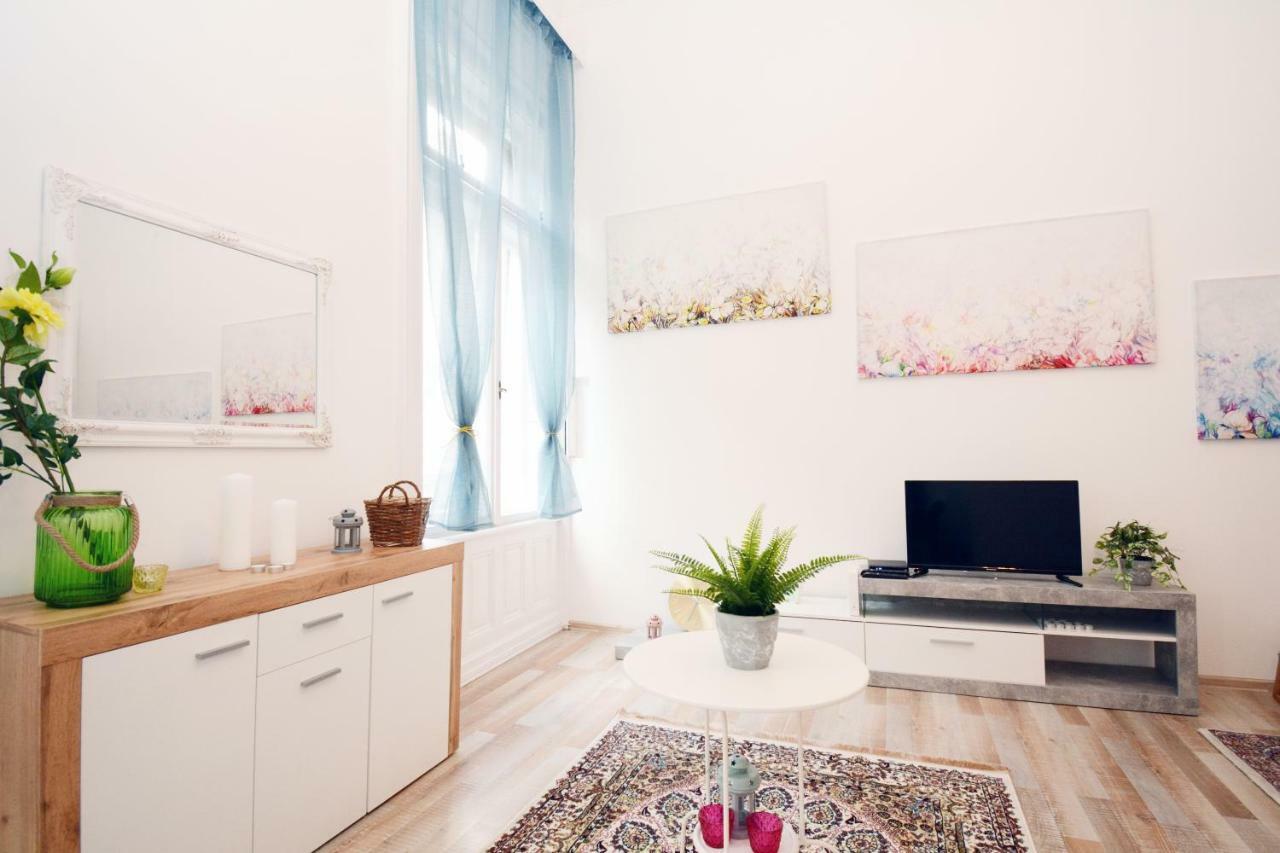 Lillybeth City Center Apartments Budapeste Exterior foto