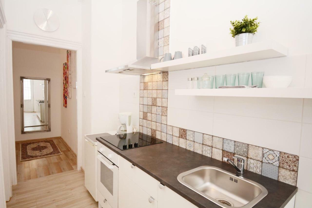 Lillybeth City Center Apartments Budapeste Exterior foto